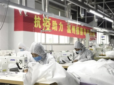 报喜鸟工厂正在生产防护服