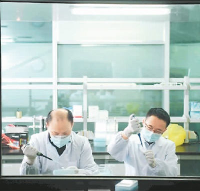 圣湘生物科技股份有限公司研发人员在做实验。