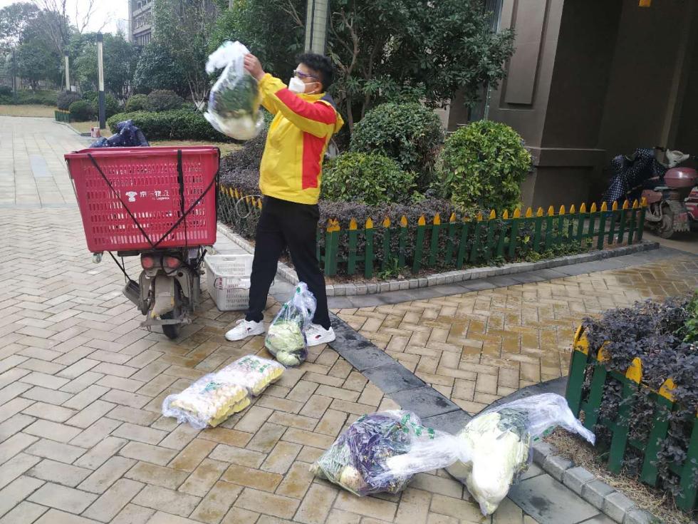 武汉四小伙为封闭小区逾四千户家庭代买、送物资