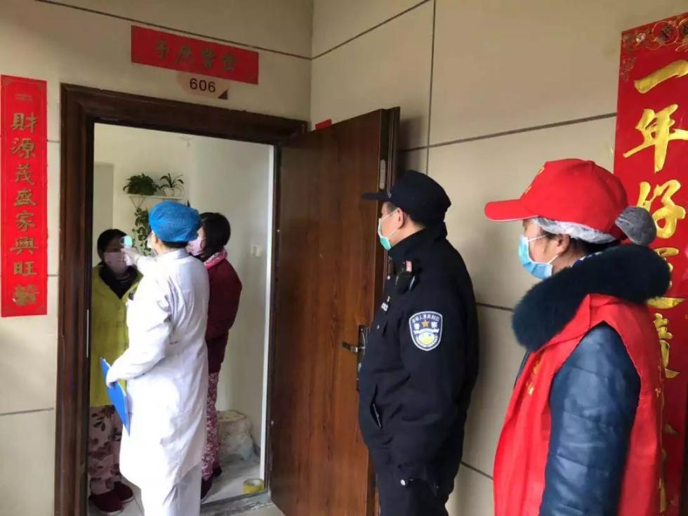 东西湖区长青街三民社区民警和社区人员一道上门进行体温测量 通讯员 余爽摄