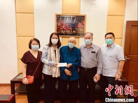 93岁的菲华庄垂楷师长(右三)与家人在驻菲使馆领侨处。驻菲使馆供图