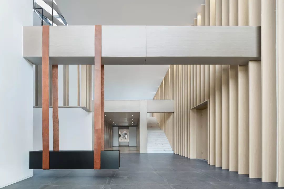 通过建筑弥补自然条件的缺失,给予空间使用者隐形的关爱