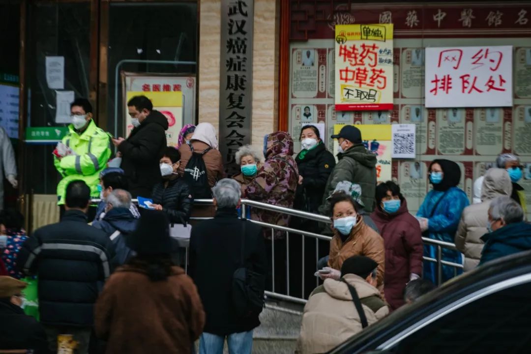 汉口一家重症慢病定点药房，每天有近1000名患者由社区保障车接送前来购药，其中大部分是肿瘤、糖尿病患者。 　　图片来源：每经记者 张建 摄