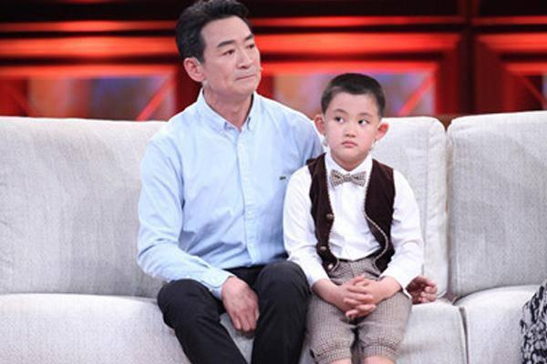 有种"严肃"叫陆司令,66岁寇振海与儿同框似爷孙,神情如出一辙