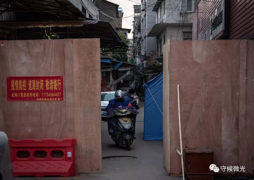  2月17日，湖北省孝感市，一个居民小区的入口被用木板挡住，只留一个容一人出入的空隙。中青报·中青网记者 李峥苨/摄