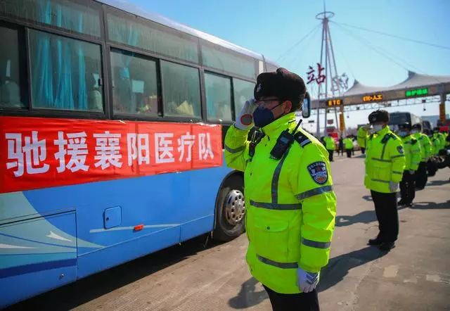  图为17日，民警为辽宁省第三批对口支援湖北襄阳医疗队送行。