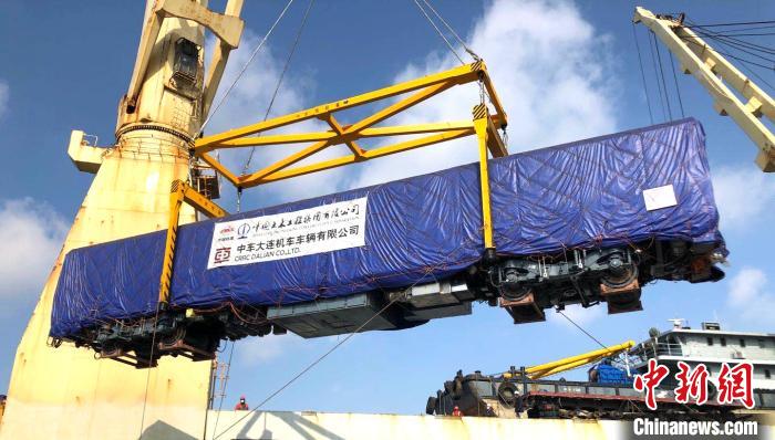 中国出口尼日利亚内燃动车在辽宁大连装船启运