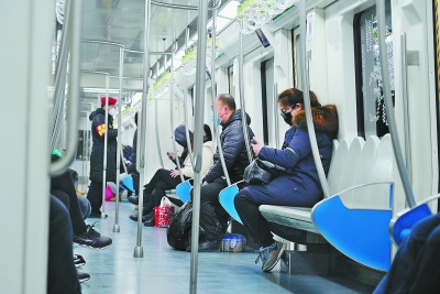 昨天早高峰时段，地铁上有不少空座儿。本报记者程功摄