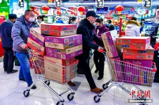  资料图：超市内顾客在购物。中新社记者 刘新 摄