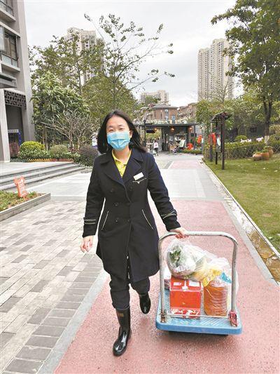 艾堇为幼区住户采购生活物资。