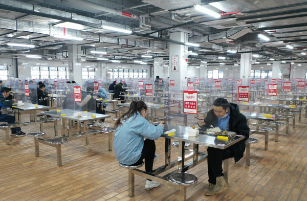 为防疫情,复工企业餐厅设置了隔离玻璃 采访对象供图