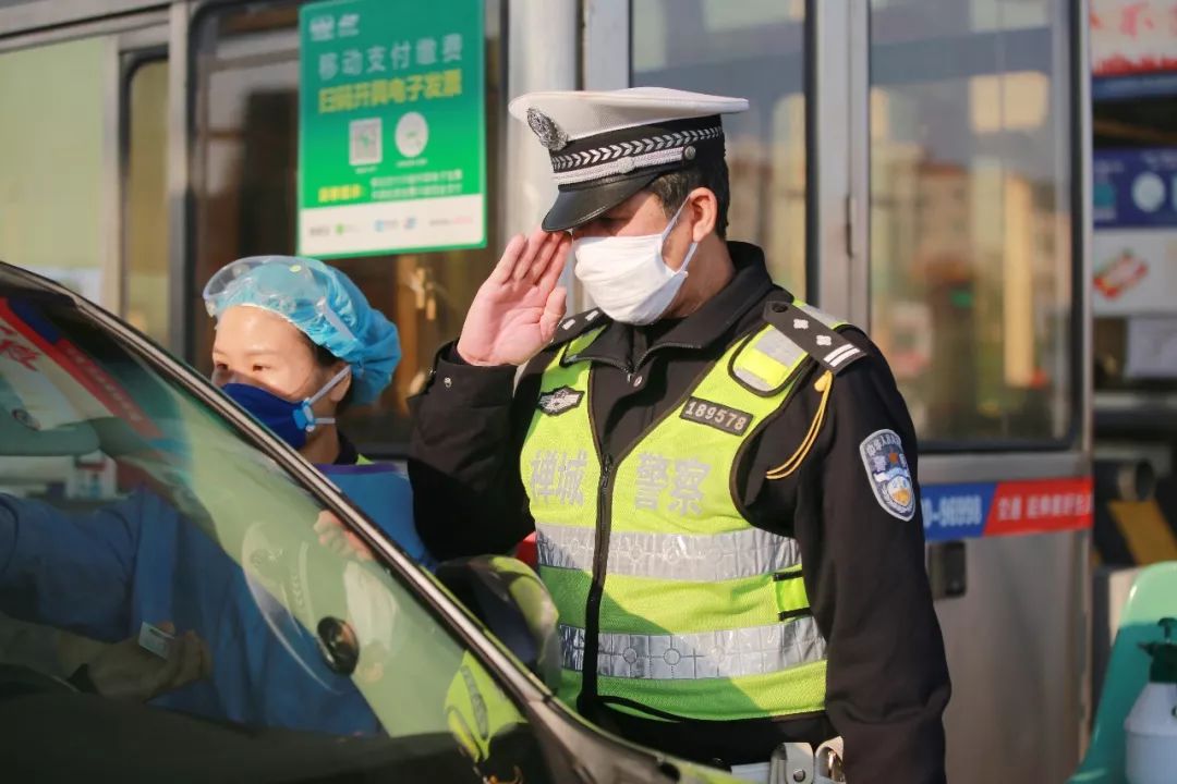 老交警退休前递上《请战书》