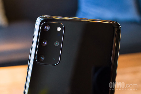 s20 相比s20多了一颗tof镜头,拍摄人像时抠图会更精准一些.