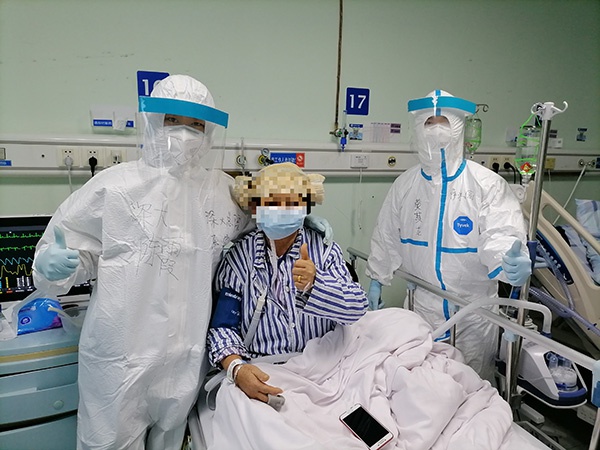  陈霞（左）原是深圳大学总医院新生儿科监护室的一名护师，现在承担着新冠肺炎成人重症患者的护理任务。 本文图均为 陈霞 供图