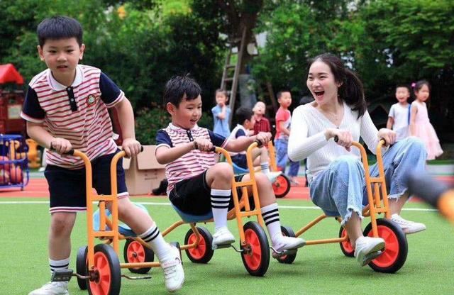 群里家长总要求拍照,幼儿园老师无奈吐槽:我是老师又不是摄影师