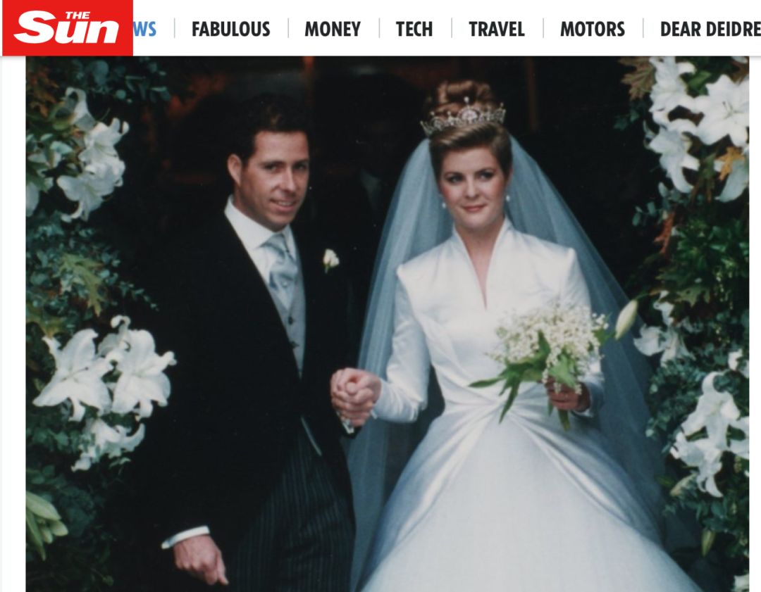 斯诺登夫妇1993年结婚照。/截图自《太阳报》