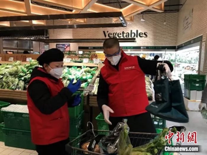  共享员工在七鲜超市工作。受访供图。