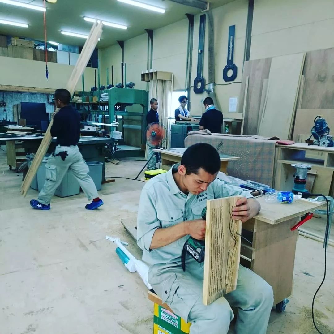 可以说,上至皇室阶级,下至普通百姓,都能见到秋山木工的身影.