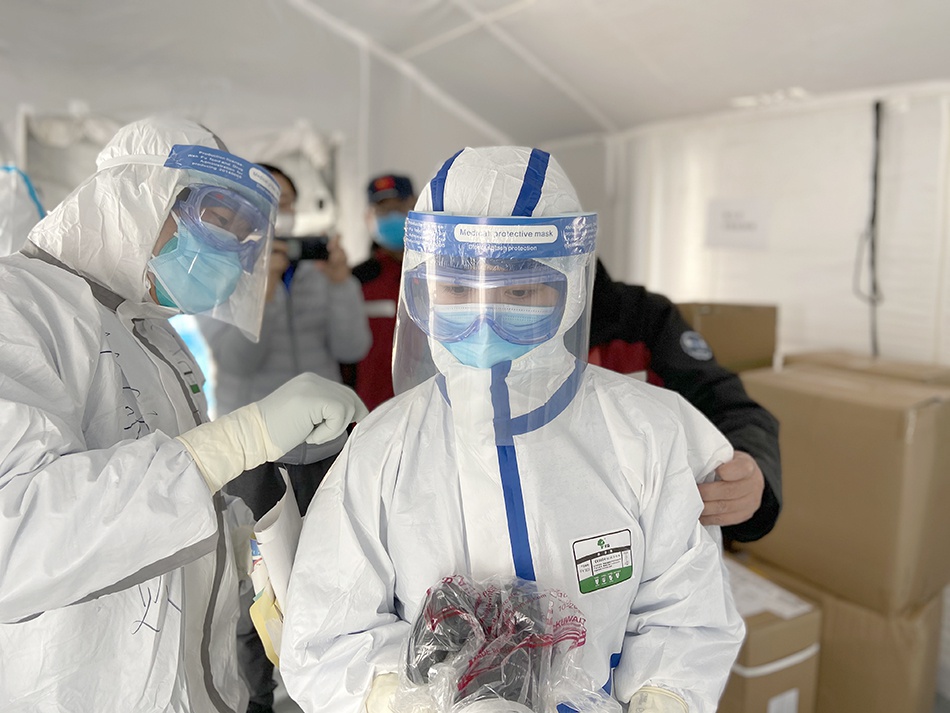 全民战疫|武汉客厅"生命之舱"日常:喝药看书晒太阳