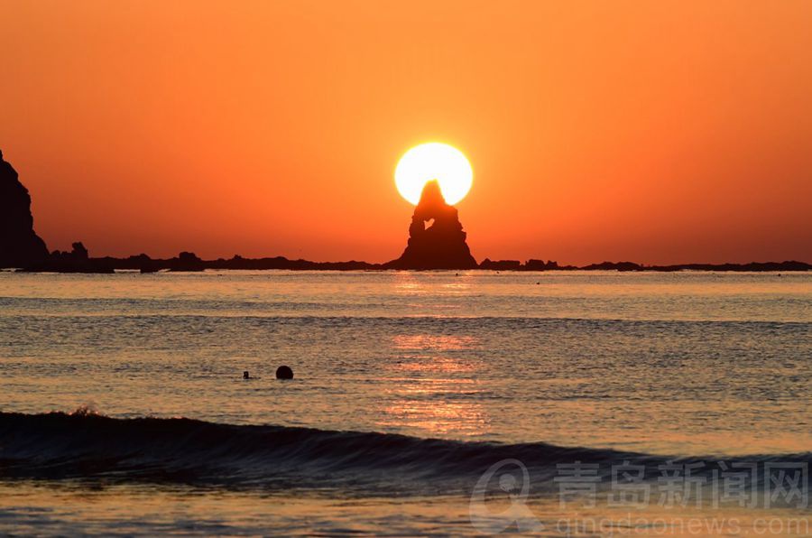 【隔屏看青岛】火红的太阳从海上冉冉升起 映红了海面和天空