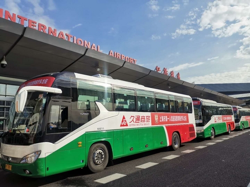 市第一人民医院第三批156名医护人员紧急驰援武汉的援鄂医疗队大巴