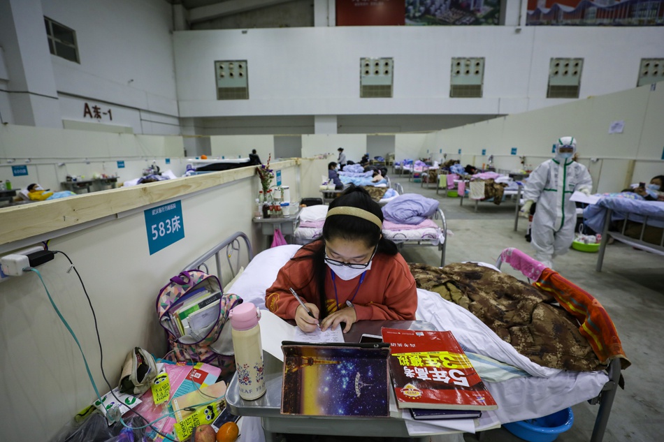 高考女孩黄玉婷抓紧时间学习。则被独自收治到武汉客厅方舱医院 ,患者们吃过晚饭后,“我现1.