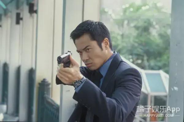 《争分夺秒》中饰演cib高级督察黄家辉▼被tvb看中,签约开始做演员