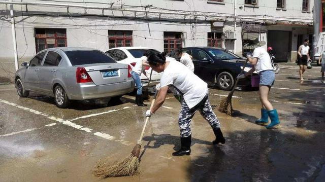 疫情形势严峻，丈夫频频外出，无意看见的购物记录让妻子崩溃