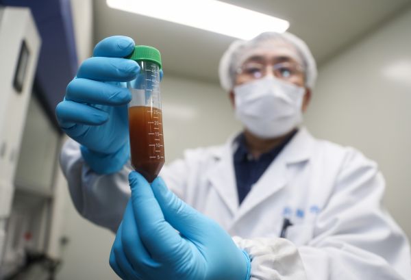1月29日，工作人员演示新型冠状病毒mRNA疫苗研发实验过程。新华社发