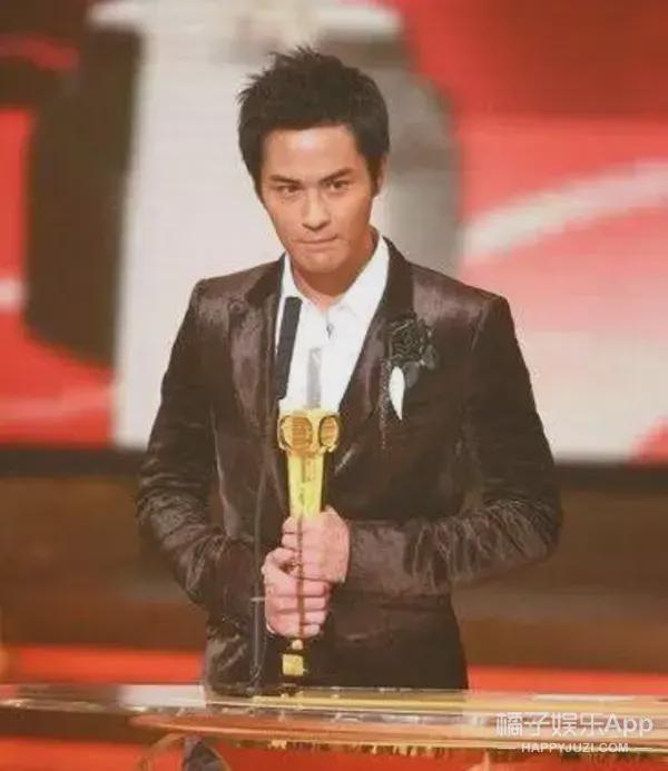 《争分夺秒》中饰演cib高级督察黄家辉▼被tvb看中,签约开始做演员