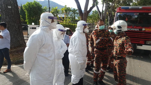 危险品处理小组和消防人员抵达现场(图源：马来西亚《自由今日大马报》网站)