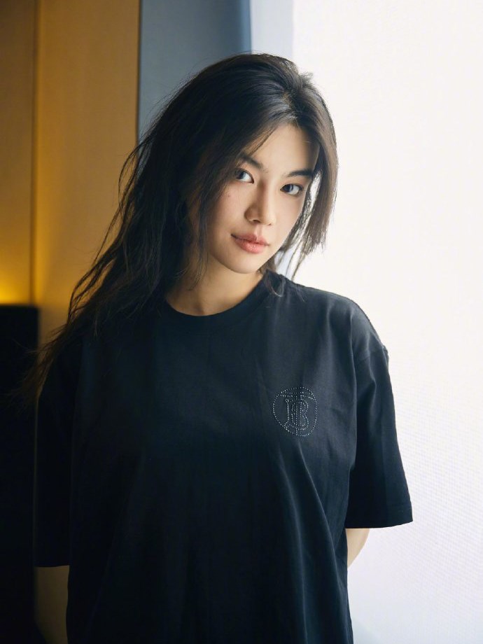 李蔓瑄时装周在线云看秀 钟爱格纹彰显独特时尚品味