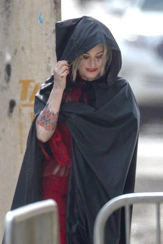 自杀小队2新片场照小丑女穿红裙披黑斗篷亮相