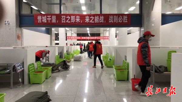 湖北省委党校盘龙城校区方舱医院内部场景。 长江日报 图