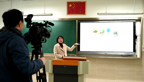 如何让学生见屏如面?探营上海141门网课录制现