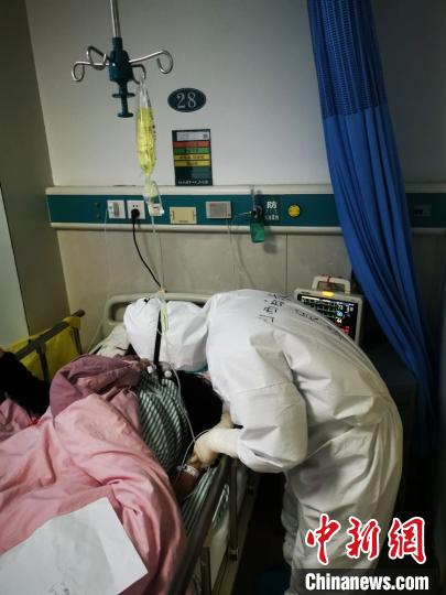 山西支援湖北医疗队员吴丹照顾患者。山西白求恩医院供图