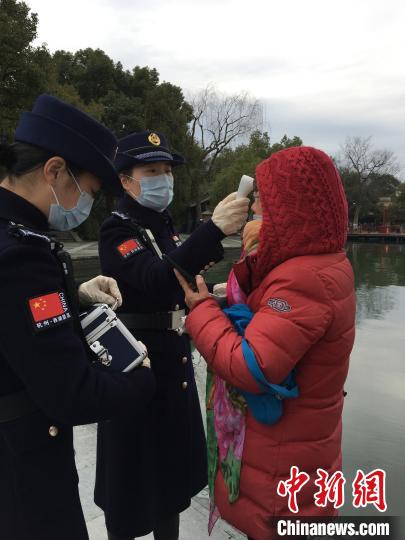  图为西湖女子巡逻队为游客测体温 西湖景区大队供图 