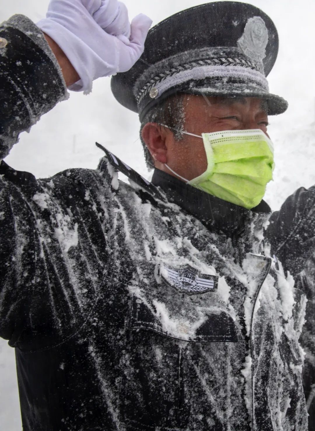 风雪中 8人为战"疫"坚守600多个小时