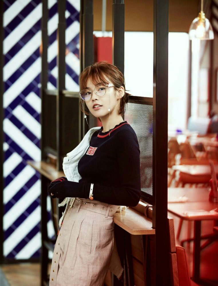 张佳宁最新街拍杂志身穿拼接皮西服套装出镜帅气酷甜