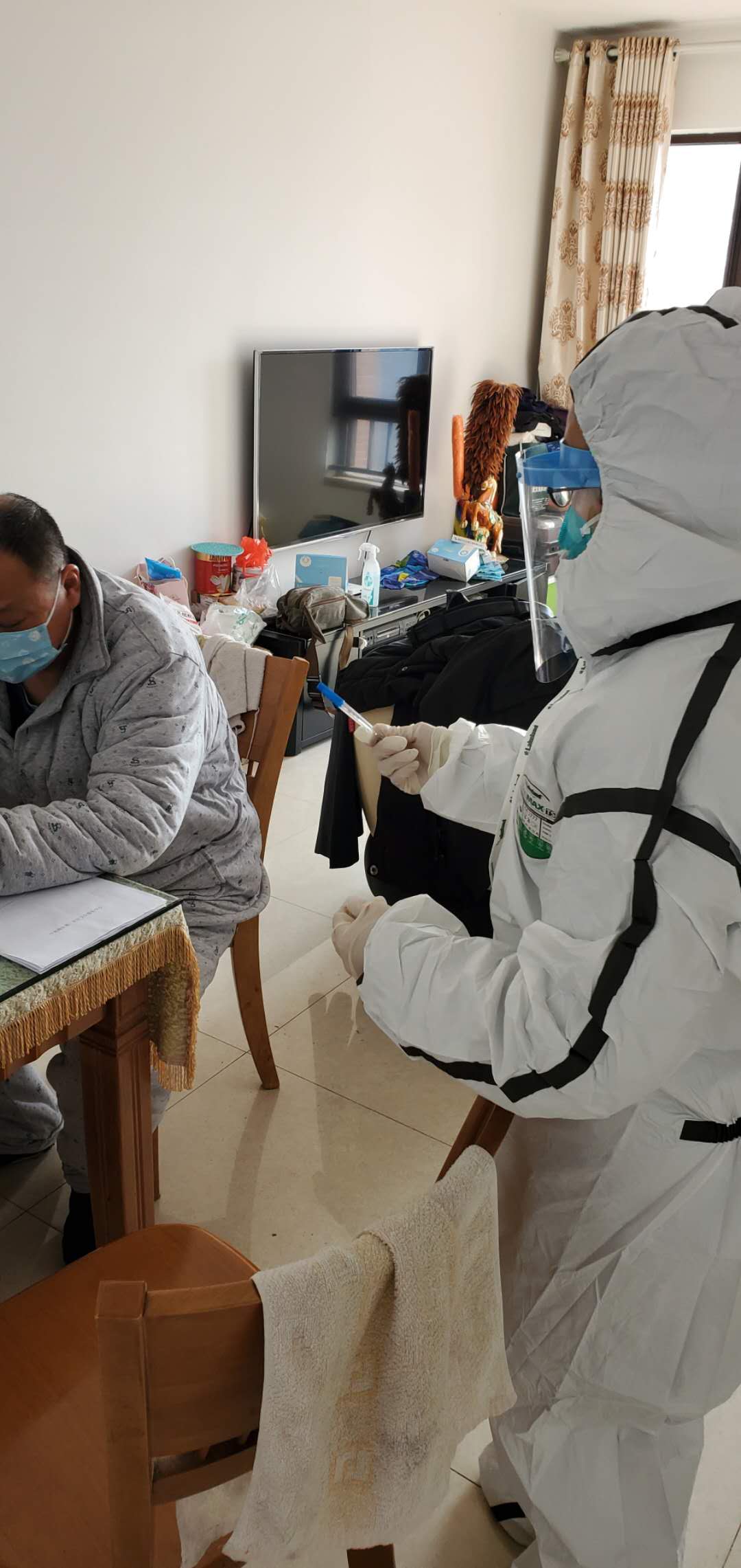 邓丹菁此前为新冠肺炎患者家属消毒。受访者供图