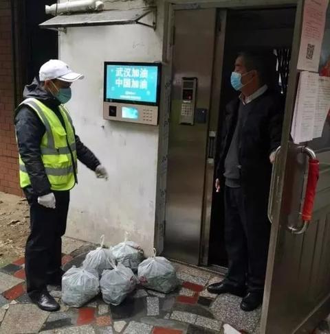  武汉汉阳区龙阳湖社区，工作人员为居民送菜