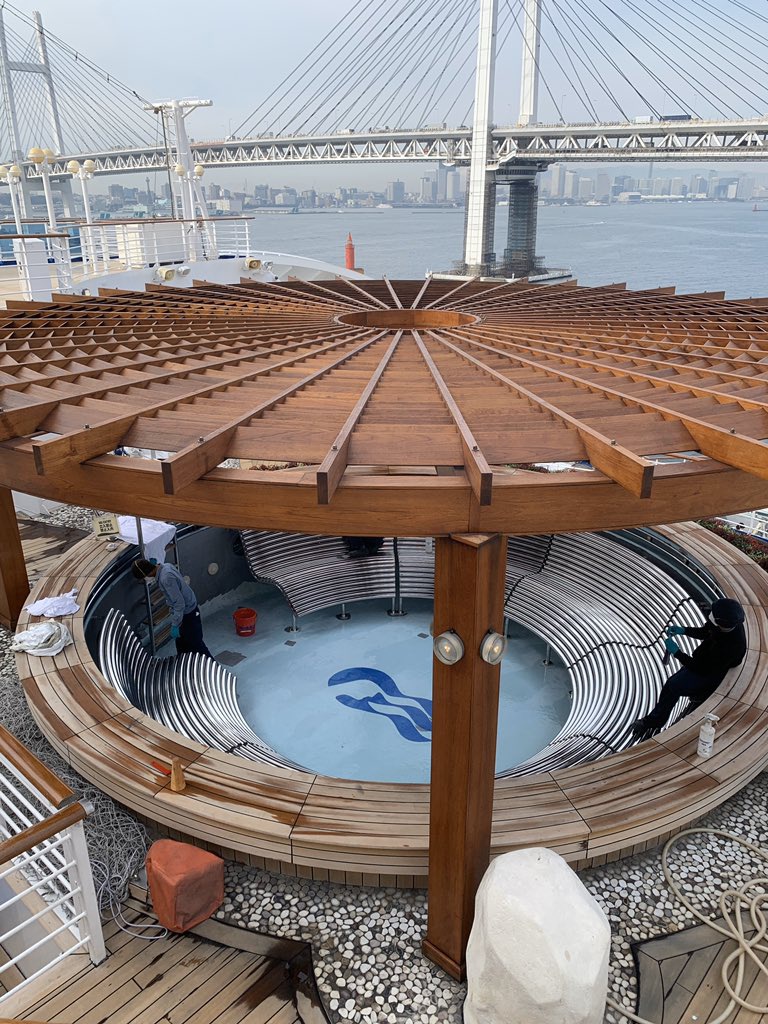 2月14日，“钻石公主号”的工作人员正在清理甲板上的游泳池和按摩浴缸。受访者供图