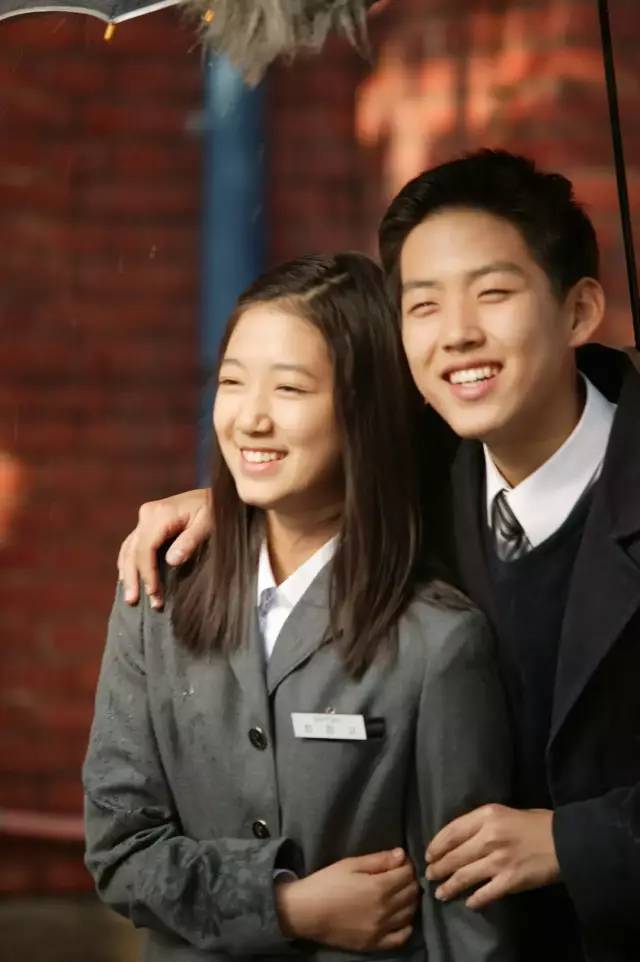 这剧当年多火呢?首播时最高收视率达到42.4%,这关注度现在都难复制了.