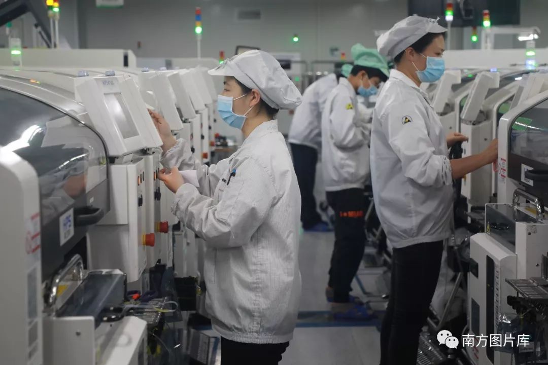 复工首日,深圳制造在"苏醒",龙岗区深南电路股份有限公司生产车间食堂