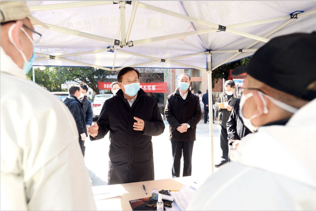 2月18日下午,武汉市委书记王忠林在武汉百步亭怡康苑北区督导检查疫情防控工作,推动落实集中拉网式大排查。摄影/长江日报 周超