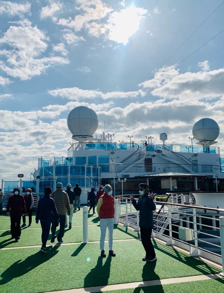 2月19日10点半，“钻石公主号”乘客开始下船。受访者供图