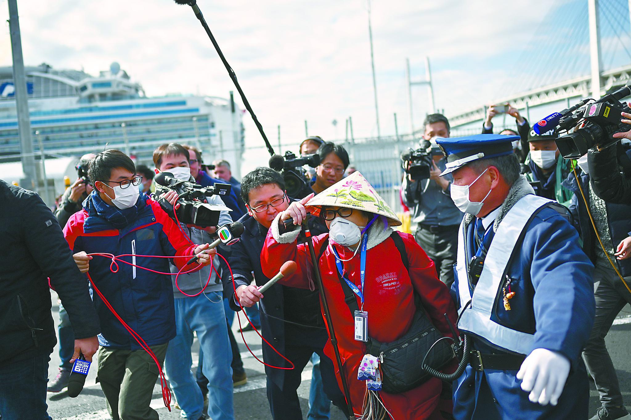 “钻石公主”号邮轮上的乘客自19日起陆续下船，截至当日，邮轮累计感染者已达621人