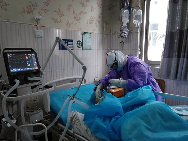 鄂州二院的隔离病房，贵州医科大学第三附属医院重症医学科护士邰明幸在帮患者吸痰。