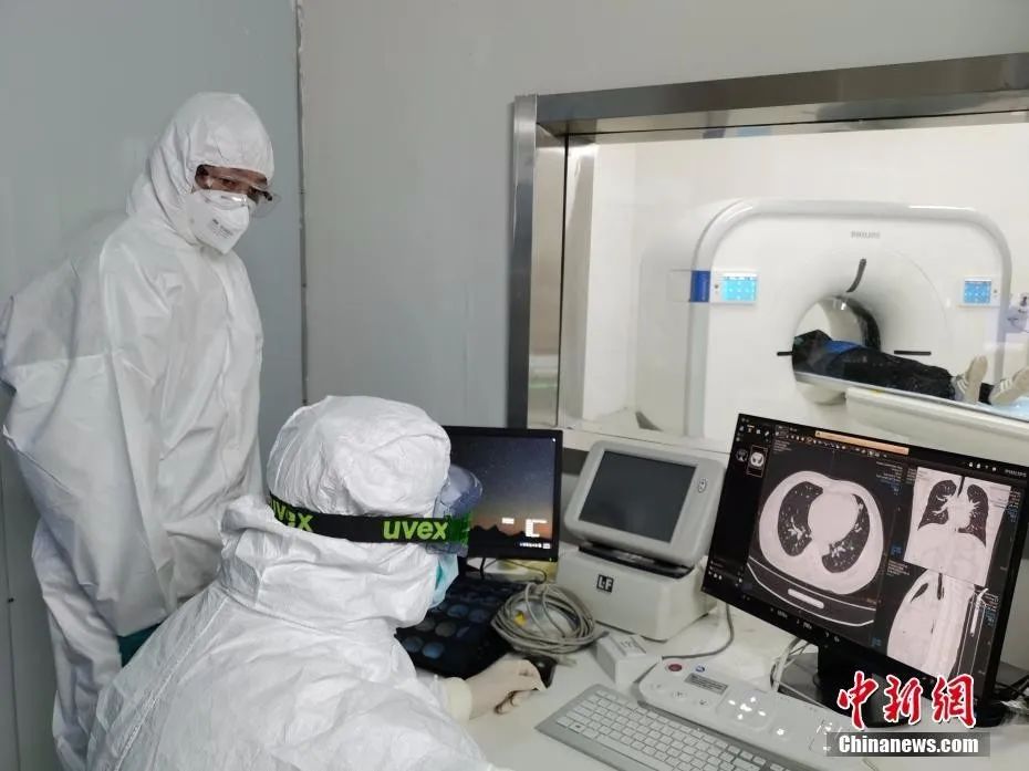 原料图:医护人员为新冠肺热患者进走CT检查。中新社发 高翔 摄