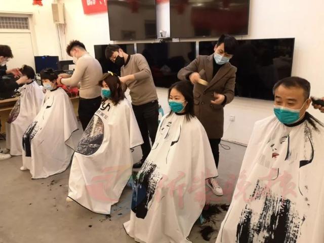 硬核出征直击临沂市人民医院40名医护人员援鄂前夜连夜理发
